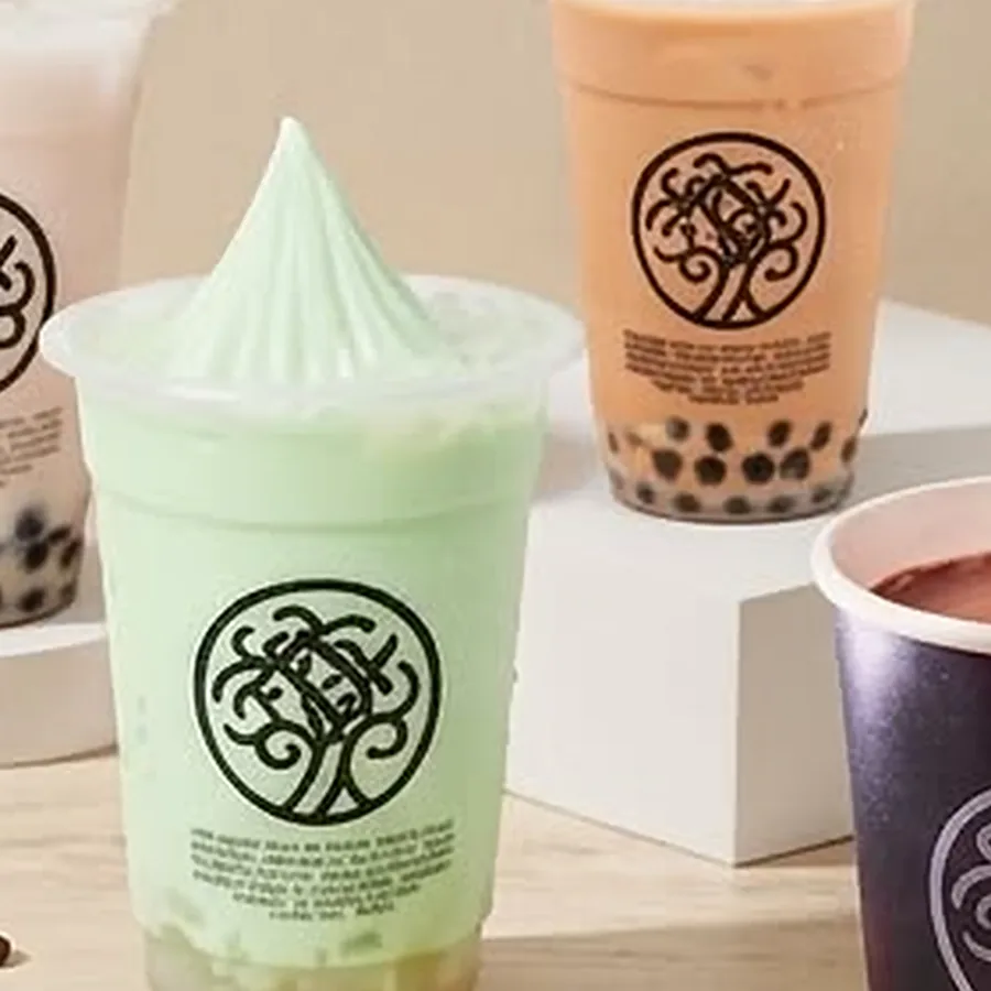 Matcha and caramel drinks with tapioca pearls in Vita Bella cups